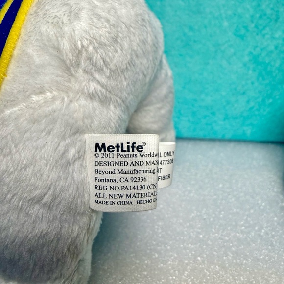 2011 MetLife Snoopy Plush in Letterman Jacket with small Snoopy dog dish - Picture 6 of 6